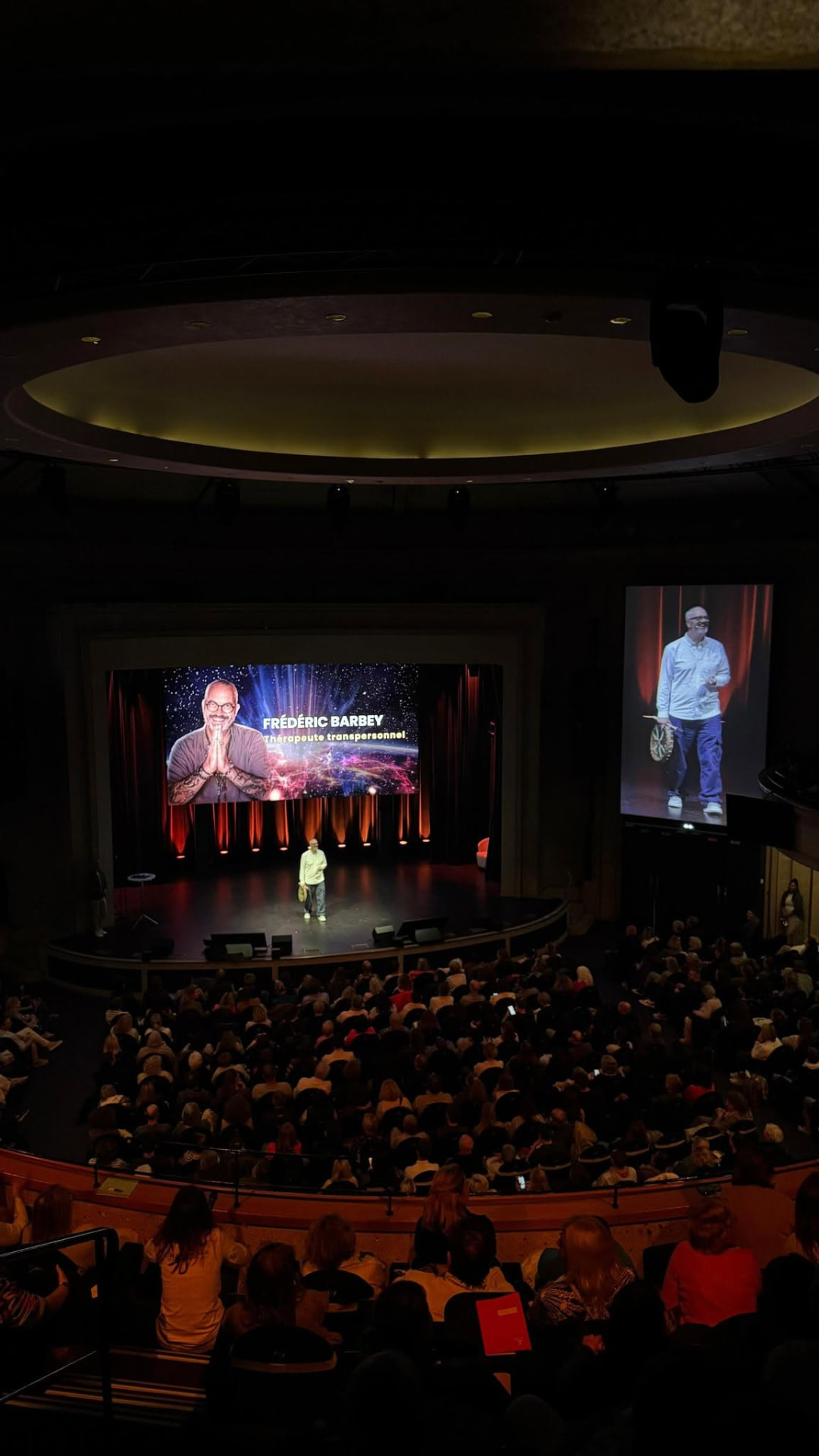 Frédéric Barbey sur scène devant une salle comble